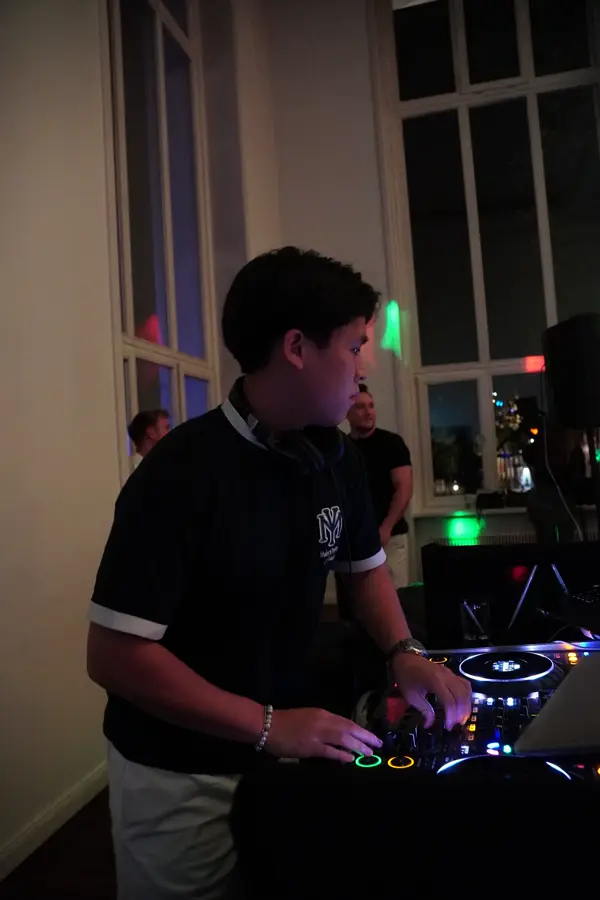 DJ Dang mischt nachts am leuchtenden DJ-Controller